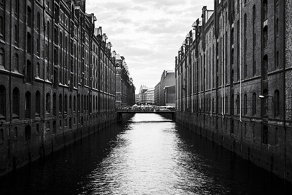 Grau:Der Blick vom Wasser, umgeben von Hochhäusern auf der linken und rechten Seite.